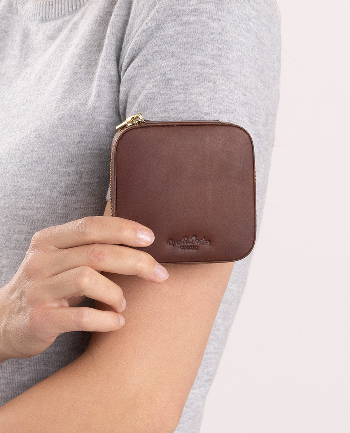 Gusti-Leder.deで販売されているダークブラウンのレザー製ジュエリー
