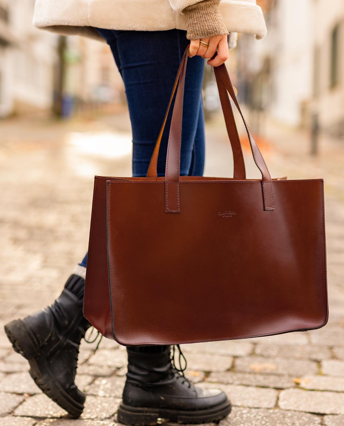 Gusti-Lederのレザー製ハンドバッグ「アガサ」 – Gusti Leder