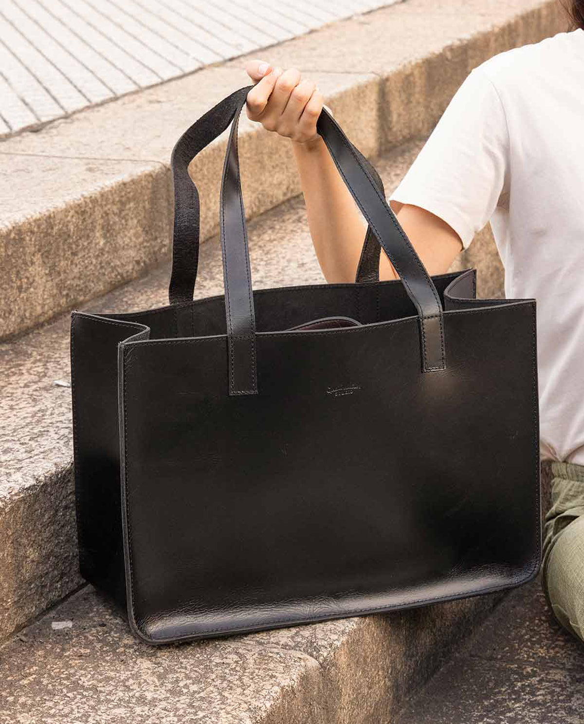 Gusti Leder のレザー製ショッパー「Agatha」