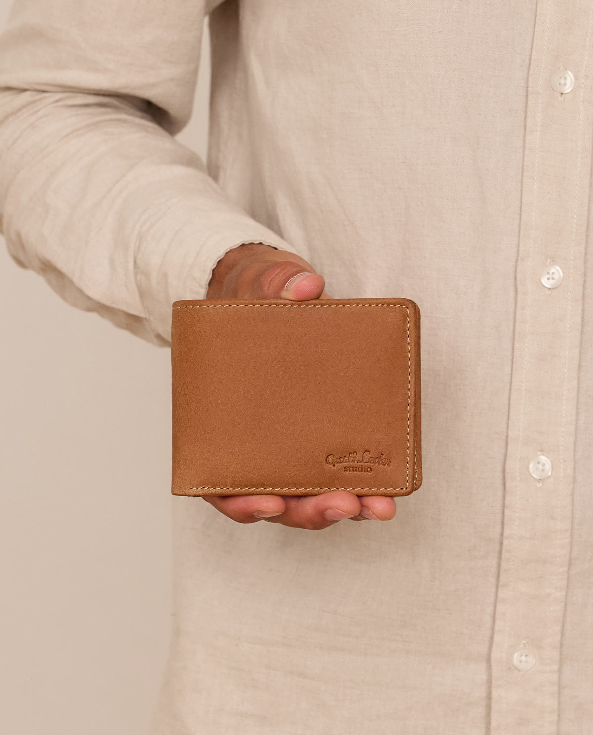 茶色の革製財布「Oswin」、Gusti-Lederにて – Gusti Leder